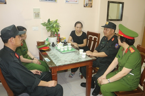 Thăm hỏi 3 gia đình liệt sĩ hy sinh tại xã Đồng Tâm