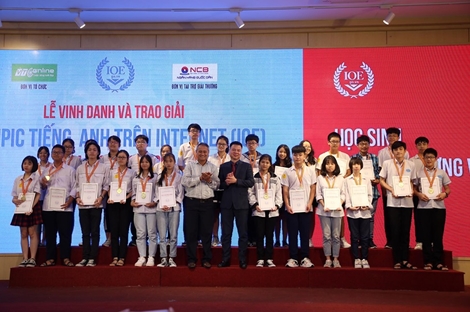 Vinh danh và trao giải Olympic tiếng Anh trên Internet  năm học 2019-2020
