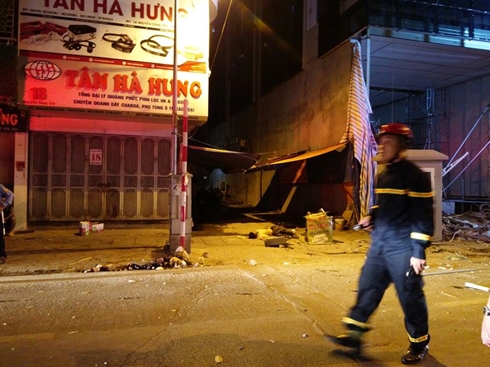 Sập giàn giáo, ít nhất 4 người thương vong