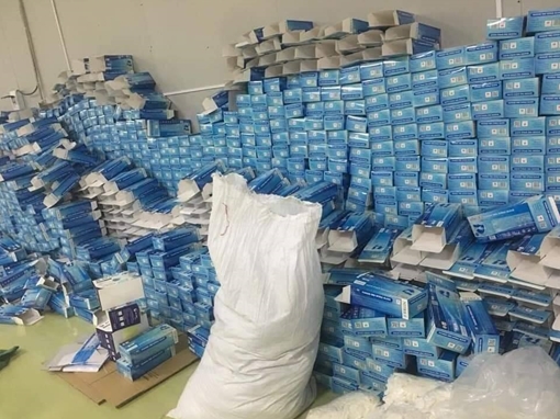 Hàng nghìn găng tay cao su đã qua sử dụng trong cơ sở sản xuất khẩu trang