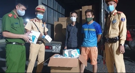 Chở 20 thùng khẩu trang không rõ nguồn gốc đi tiêu thụ