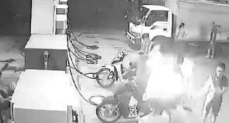 Triệu tập 3 thanh niên hút thuốc gây cháy tại cây xăng