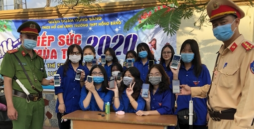 Công an đồng hành cùng sỹ tử đất Cảng 