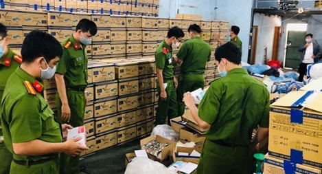 Lợi dụng dịch bệnh để sản xuất, mua bán hàng giả nhằm trục lợi là tội ác