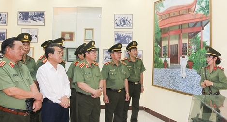 Tô thắm truyền thống anh hùng của lực lượng An ninh nhân dân