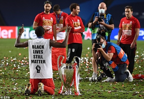 Cầu thủ Bayern tái hiện hình ảnh KaKa sau khi giành cup Champions League