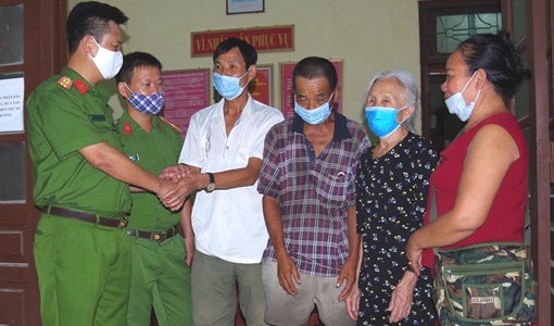 Công an phường giúp đỡ người dân bị lạc 2 tháng về với gia đình