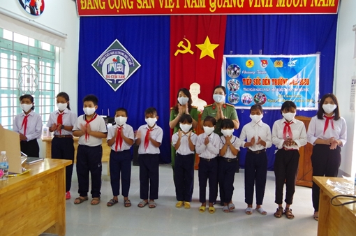 Thăm tặng quà cho trường tiểu học, THCS Ba Cụm Nam