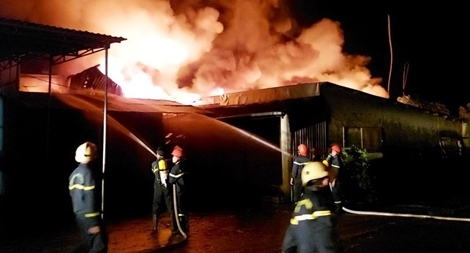 Cháy kho bao bì ở Gia Lai, thiệt hại tiền tỷ