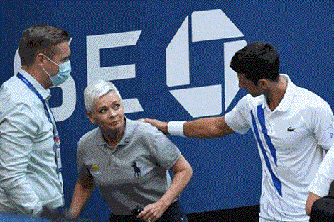 Novak Djokovic bị loại vì đánh bóng trúng trọng tài biên