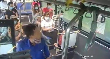 Xác định danh tính người đàn ông nhổ nước bọt khi bị nhắc đeo khẩu trang