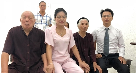 Vợ chồng già 25 lần ra tòa để chứng minh mình... đang sống