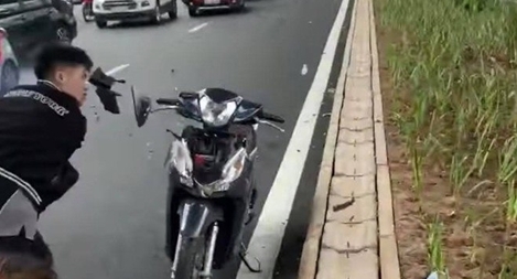 Đập phá xe máy của người đi đường 