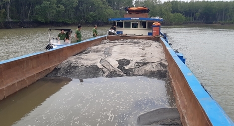 Dùng sà lan cỡ lớn hút cát trái phép trên sông Đồng Nai