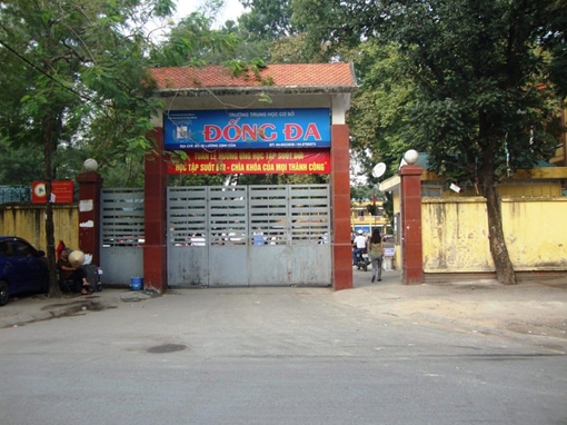 Một học sinh rơi từ tầng 3 xuống sân trường ở Hà Nội