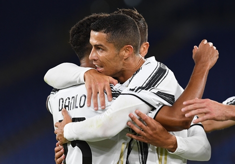 Ronaldo cán mốc ghi bàn không tưởng trong khi cứu Juventus