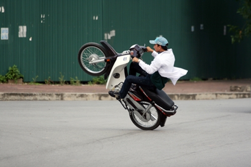 Bốc đầu xe máy, nam thanh niên dính án phạt