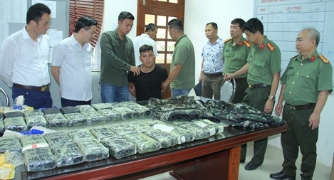 Bắt vụ vận chuyển 250 nghìn viên ma túy ở Lào Cai