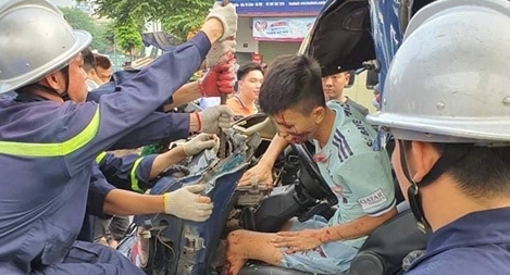 Công an cưa ca bin cứu lái xe mắc kẹt bên trong