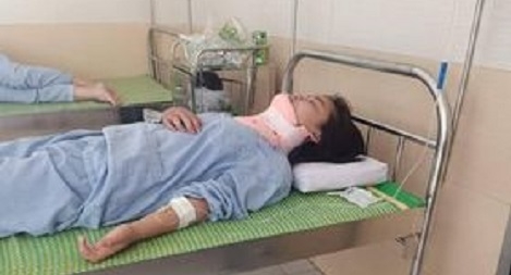 Nữ sinh lớp 8 bị bạn đánh chấn thương đốt sống cổ