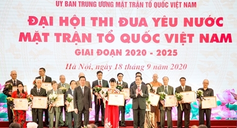 Chủ tịch HĐQT TNG Holdings Vietnam nhận bằng khen của Ủy ban Trung ương MTTQ Việt Nam