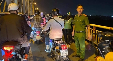 Say rượu nhảy cầu Chương Dương, thoát chết nhờ bãi lau sậy