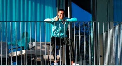 Ronaldo làm gì sau khi nhiễm COVID-19?