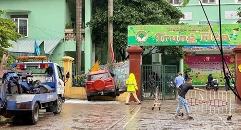 Ford Ecosport lao vào trường mầm non Trung Hoà