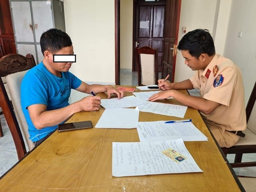 Tài xế chở người đi ăn cưới trên thùng xe tải bị xử phạt