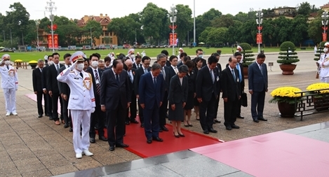 Thủ tướng Nhật Bản Suga Yoshihide vào Lăng viếng Chủ tịch Hồ Chí Minh