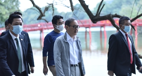Thủ tướng Nhật Bản Yoshihide Suga đi dạo Hồ Gươm 