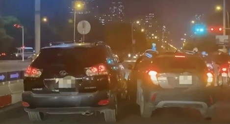 Màn rượt đuổi như trong phim giữa 2 xe ô tô ở Hà Nội