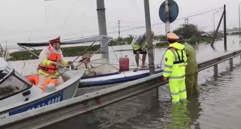 Thuỷ đoàn 1 Cục CSGT vận chuyển lương thực, hàng hoá cứu hộ lũ lụt tại miền Trung