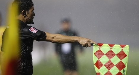 Trọng tài biên K Đức Tuấn và cú phất cờ định mệnh