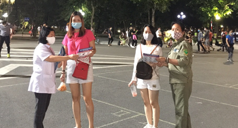 Ai không đeo khẩu trang nhất định không cho vào phố đi bộ