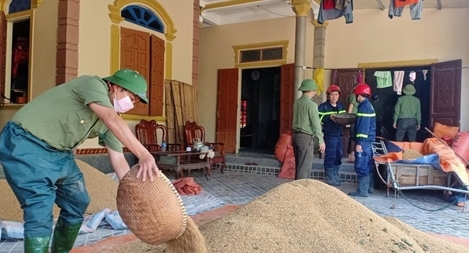 Ấm tình quân dân  nơi cơn lũ đi qua