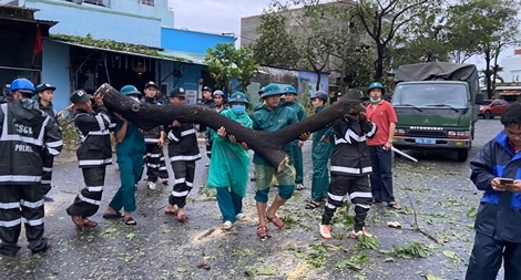 Tiểu đoàn Cảnh sát đặc nhiệm số 3 giúp dân khắc phục hậu quả bão số 9