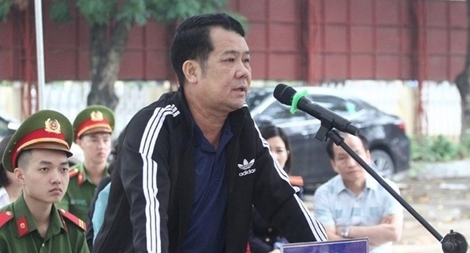 Giám đốc cầm súng doạ bắn người lĩnh 18 tháng tù