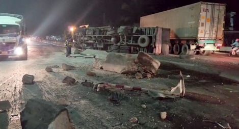 Xe tải tông tung dải phân cách, xe con bị vạ lây