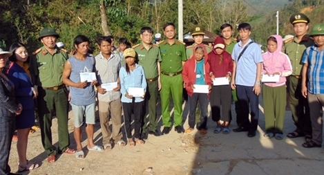 Bạn đọc Báo CAND và doanh nghiệp ủng hộ đồng bào miền Trung  gần 3,3 tỷ đồng và 200 tấn gạo