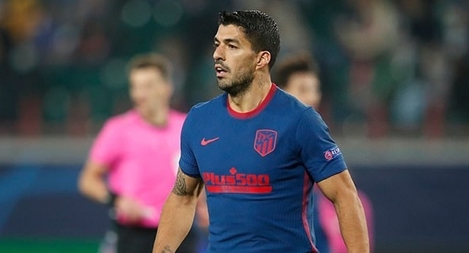 Nhìn trộm màn hình VAR, Suarez nhận thẻ vàng