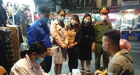 Không đeo khẩu trang bị mời không được vào phố đi bộ