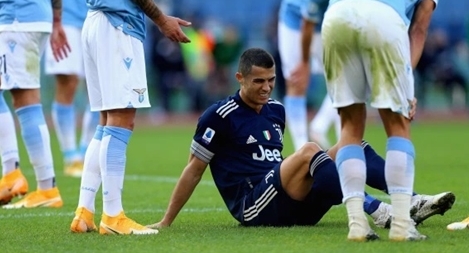 Ronaldo dính chấn thương mắt cá chân