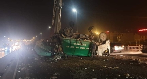 Xe chở rác lật, rác chắn ngang cầu Nhật Tân 