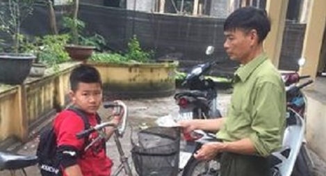 Học sinh lớp 4 nộp 3 triệu đồng nhặt được cho Công an