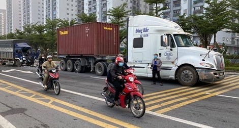 Cắt cabin xe tải đưa thi thể tài xế mắc kẹt ra ngoài