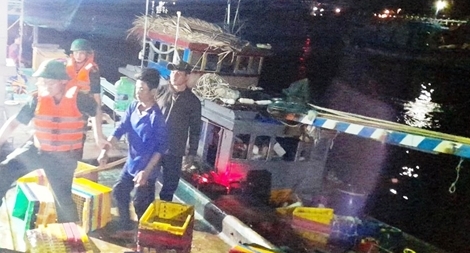 Cứu kịp thời 6 người trên tàu cá gặp nạn trên biển