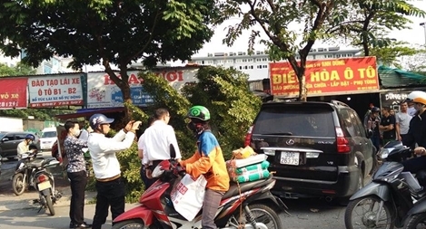 Lexus mất lái lao ngược chiều húc đổ gốc cây