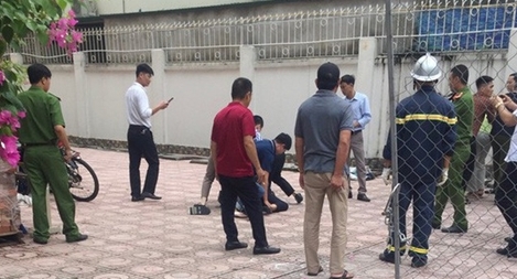 Bảo vệ trường học bị hành hung giữa ban ngày