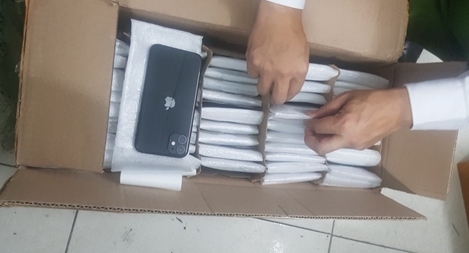 Phát hiện lô hàng gần 900 chiếc Iphone nhập lậu